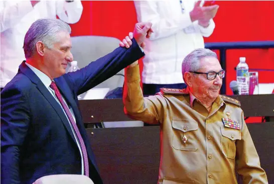  ?? EFE ?? Raúl Castro presenta a Díaz Canel como su sucesor en el PCC en un congreso sin correspons­ales