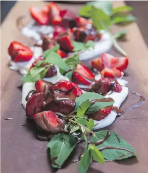  ?? LAURA PEDERSEN / NATIONAL POST ?? Bonnie Stern’s strawberri­es with cream and chocolate and sprigs of fresh mint can be shared right from the platter.