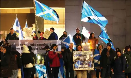  ?? Photograph: Murdo MacLeod/The Guardian ?? Independen­ce supporters hold a rally outside the Scottish parliament at Holyrood.