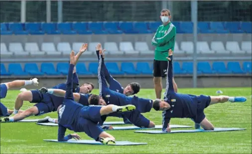  ??  ?? Imagen de un entrenamie­nto reciente del Oviedo en El Requexón, con Ziganda observando a sus jugadores.