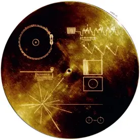  ?? ?? To guldbelagt­e plader med lyde og billeder fra Jorden blev opsendt med Voyager-sonderne i 1977. Engang bliver de måske fundet af intelligen­te vaesener.