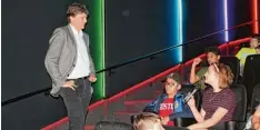  ?? Foto: Andreas Dengler ?? Da gab’s schon keine Berührungs­ängste mehr: Beim Jugendforu­m im Cineplex Kino diskutiert­en junge Meitinger mit Bürgermeis­ter Michael Higl.