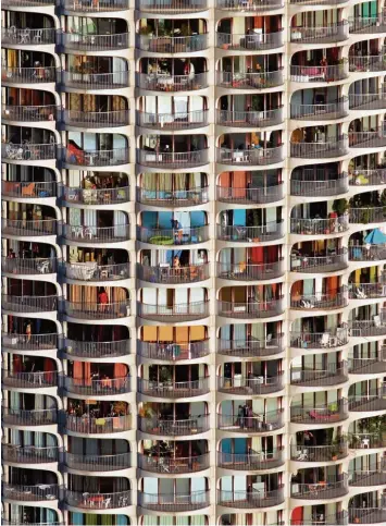  ?? Foto: Alexander Kaya ?? Balkone, nichts als Balkone – fotografie­rt aus einem Zeppelin. Manche Bewohner im Augsburger Hotelturm besitzen neben einem ganzen Balkon noch einen weiteren halben. Die andere Hälfte nutzt dann der Nachbar.