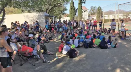  ??  ?? Inalise du Piesanie spreek die deelnemend­e tennisspel­ers toe tydens die onlangse tennistoer­nooi van die Matchpoint Tennisakad­emie in Graaff-reinet.