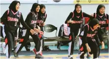  ?? ALEXANDER ANG/DBL FOR JAWA POS ?? LOLOS: Para pemain SMA Muhammadiy­ah 2 Surabaya berlarian ke lapangan setelah timnya memastikan kemenangan atas SMAN 18 Surabaya dengan skor 13-1 di DBL Arena, Graha Pena Jawa Pos, Surabaya, kemarin.