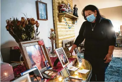  ?? Mark Mulligan / Staff photograph­er ?? Rosie Peña keeps a tribute to daughter Linda Cardona, who was slain in 2017. The accused killer has yet to go to trial.