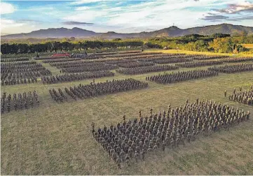  ?? ?? Presentaci­ón. Bukele presentó a las tropas militares que participar­án en el plan de seguridad.