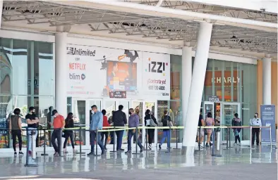  ??  ?? en fashion Mall se concentró una mayoría de personas, haciendo fila para poder entrar a la plaza