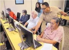  ?? GREG SORBER/JOURNAL ?? Francisco J. Ronquillo assists Magdalena Gaytán, right, during a computer health literacy class at the South Valley Multipurpo­se Senior Center. University of New Mexico junior Cinthia León, standing left, also helps in the class, which includes, seated from left, Guadalupe Ayala, Clara Gómez and Jose Ortega.