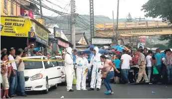  ??  ?? ESCENA. Medicina Forense llegó a levantar el cuerpo que quedó en plena calle.