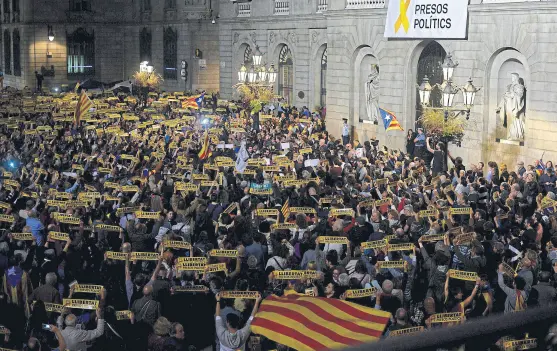  ?? Josep lago/afp ?? En Barcelona, miles de independen­tistas reclamaron ayer la liberación de los dirigentes detenidos