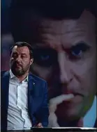  ??  ?? Les tensions entre Matteo Salvini et Emmanuel Macron font parler.