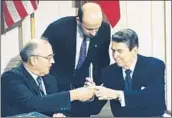  ?? BOB DAUGHERTY/AP ?? Former President Ronald Reagan, right, and former Soviet leader Mikhail Gorbachev signed the INF treaty in 1987.