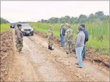  ??  ?? El general Óscar Gómez encabezó el recorrido por las zonas donde deben ser reparados los caminos.