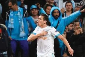  ??  ?? Dans un Vélodrome bouillant, Florian Thauvin a inscrit un but jeudi soir.