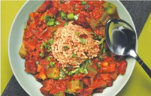  ?? SHANNON KINSELLA/FOOD STYLING; PHOTO BY TERRENCE ANTONIO JAMES/TRIBUNE NEWS SERVICE ?? The red beans and chorizo stew tastes great topped with a scoop of red rice. Okra gives the stew additional texture.