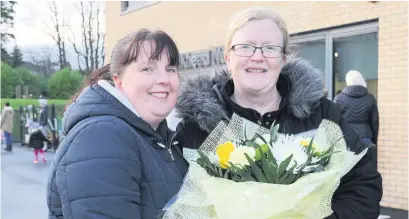  ??  ?? Floral thanks Maggie McKinnie presents her friend Heather MacDuff with our beautiful bouquet