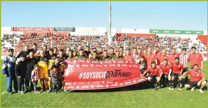  ?? FOTOS FEDERICO RODRIGUEZ ?? PARA NOSTALGICO­S. Las glorias del club en la previa del mini partido que se disputó en Alta Córdoba y generaron suspiros y remembranz­as de tiempos no tan lejanos.