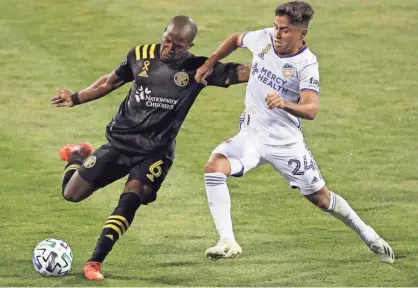  ?? ADAM CAIRNS/COLUMBUS DISPATCH ?? Darlington Nagbe (6) has developed into one of the top midfielder­s in Major League Soccer for his ability to possess the ball under pressure, and the Crew has had to change its style in his absence.