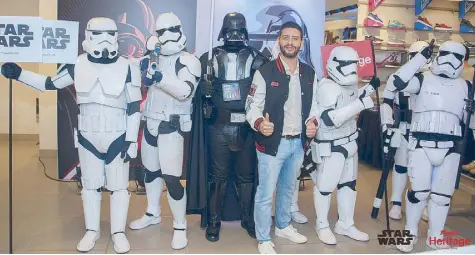  ??  ?? Darth Vader and the Stormtroop­ers with Bata Philippine­s country manager Rabi Hasnabi