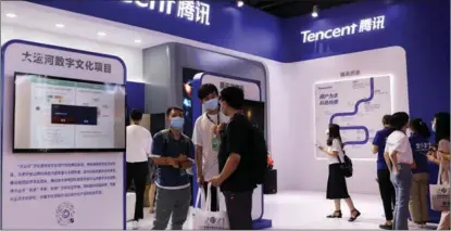  ?? REUTERS ?? Visitors gather at Tencent’s booth during the China Internet Conference in Beijing in July.