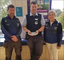  ??  ?? Pascal Ring and Neta Casey of Kilshannig Ladies Football Club accepting €500 of Lidl vouchers for the club.