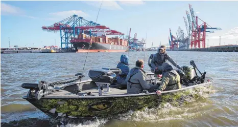  ?? FOTOS: DPA ?? Auf profession­ellen Angeltoure­n im Hamburger Hafen wird gezeigt, wo man am besten Zander, Hecht, und Barsch fangen kann.