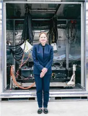  ?? NEW YORK TIMES PETER HOFFMAN / THE ?? Mary Barra, the chief executive of General Motors, with one of the automaker’s Ultium battery units at the Estes Engineerin­g Lab in Warren, Michigan.