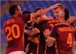  ?? ANSA ?? Subito festa Agosto 2015: Edin Dzeko festeggiat­o dai compagni dopo il gol all’esordio con la maglia gialloross­a nell’amichevole contro il Siviglia