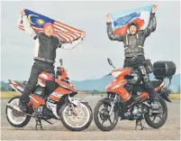  ??  ?? YAKIN BOLEH: Jainal dan Malinda mencipta sejarah sebagai penunggang motosikal berkuasa rendah (135 cc) mengelilin­gi Sabah selama dua hari.