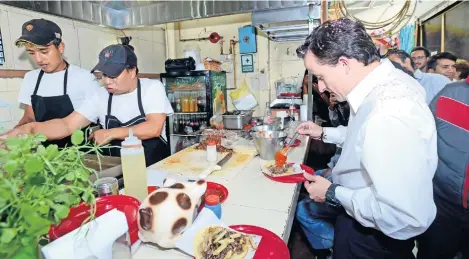  ??  ?? Mikel Arriola recorrió las calles de Cuajimalpa y visitó algunos negocios, incluso paró en un puesto de tacos a comer.