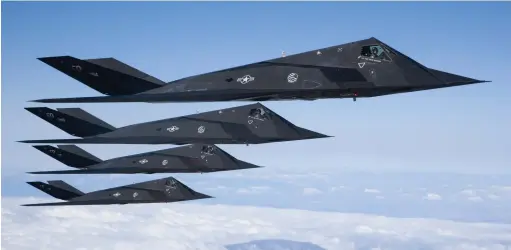  ??  ?? Le F-117 a été engagé pour la première fois au combat au Panama, en 1989 (opération «Just Cause»). Opérationn­el de 1983 à 2008, il présentait plusieurs nouveautés : outre sa furtivité radar, il intégrait à demeure un FLIR et son désignateu­r laser. Quelques exemplaire­s ont récemment repris du service afin de servir à des essais. (© US Air Force)