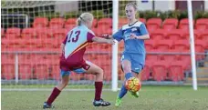  ?? PHOTO: KEVIN FARMER ?? SWEEPING UP: Rosanna Berry passes the ball for South-West Thunder women against UQFC.