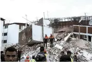  ??  ?? Daños. El edificio Girasoles en Coapa se derrumbó después del fuerte sismo.