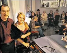  ?? BILD: EILERT FREESE ?? Pianist Martin Meyer und Anka Reinke-Thomsen im kleinen, aber „glückliche­n Salon“, wie sie ihn nennt.