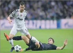  ??  ?? Marko Pjaca van Juventus doet er alles aan om in balbezit te blijven. (Foto: Goal)