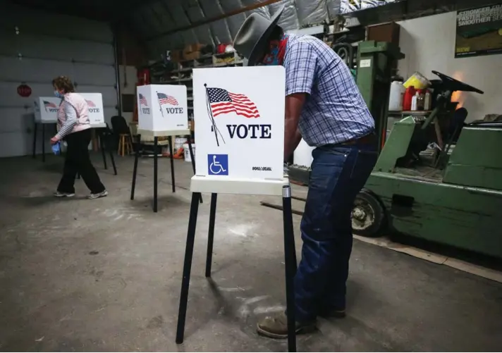  ?? ?? ► Un votante marca su boleta en un lugar de votación en el cobertizo de Dennis Wilkening el 3 de noviembre de 2020 en Richland, Iowa.