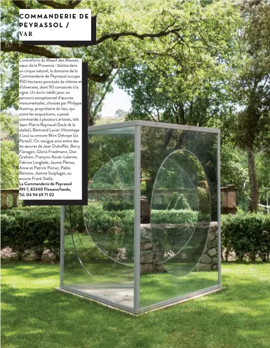  ??  ?? Dan Graham, Triangular Pavilion with Circular Cut-Out Variation H, 1989-2008, deux miroirs sans tain, verre ordinaire, aluminium peint et acier inoxydable, 205 x 208 cm.