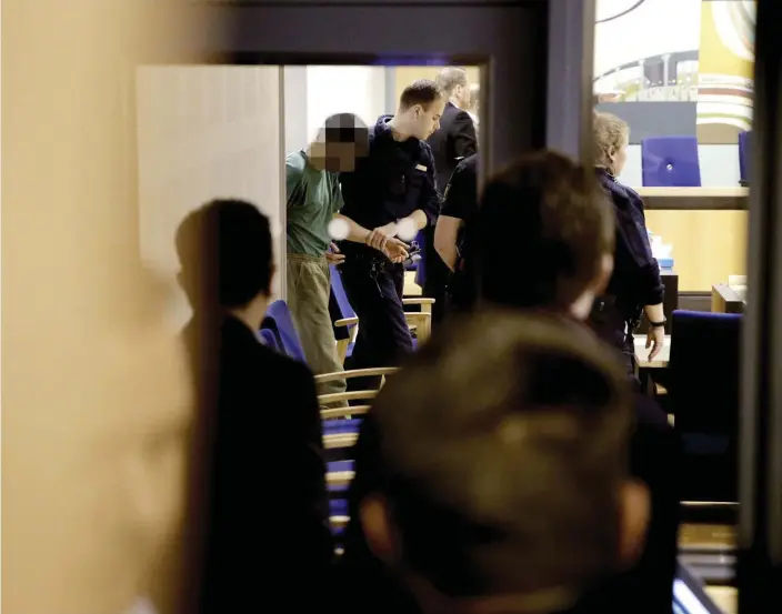  ??  ?? Med nedböjt huvud leddes den unge mannnen in i säkerhetss­alen i Göteborgs tingsrätt. Bild: Per Wahlberg