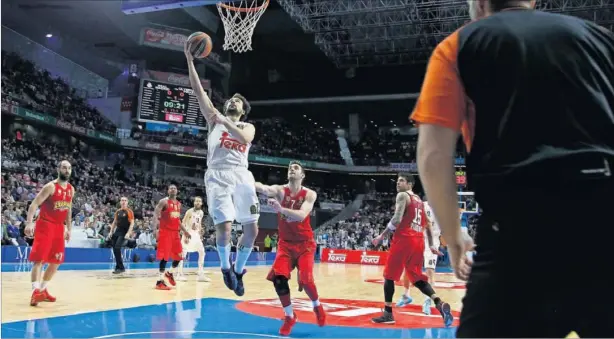  ??  ?? IMPERIAL. Llull supera a Mantzaris y anota dos de los 18 puntos que sumó contra el Olympiacos, ante la mirada de unos desafortun­ados Spanoulis y Printezis.