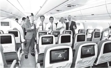  ??  ?? Johari (middle) together with Izham (second left) and other officials giving the thumbs up after welcoming MAB’s first A350-900 XWB aircraft at Kuala Lumpur Internatio­nal Airport yesterday. — Bernama photo