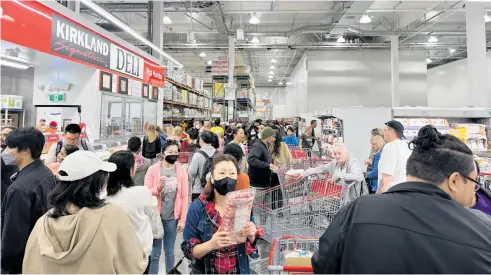  ?? Photo / Jed Bradley ?? Auckland’s Costco store is attracting between 5000 and 6000 daily customers, with fresh produce and food proving popular.