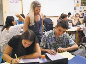  ??  ?? Amy Dunn-Ruiz helps students Sara Zukerman and