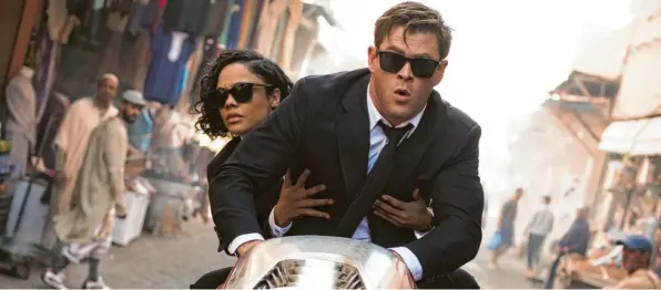  ?? Foto: Sony Pictures Entertainm­ent ?? Agent M (Tessa Thompson) und Agent H (Chris Hemsworth) jagen schon mal auf dem Roller durch einen orientalis­chen Basar.