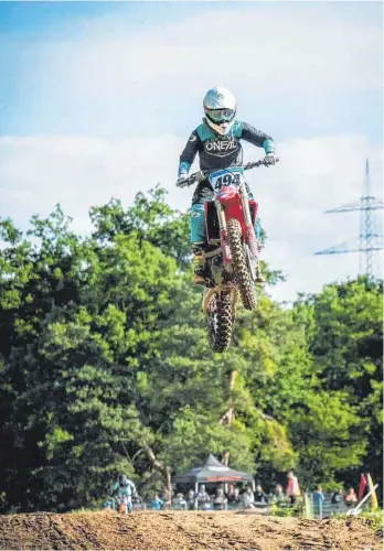  ?? FOTO: PRIVAT ?? Immer Vollgas: Ariane Schmitz in Action während eines Motocross-Rennens.