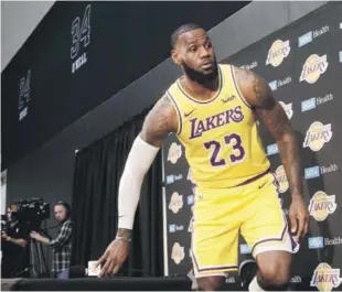  ?? AP ?? LeBron James mientras abandonaba el salón en su primera conferenci­a de prensa con el conjunto california­no.