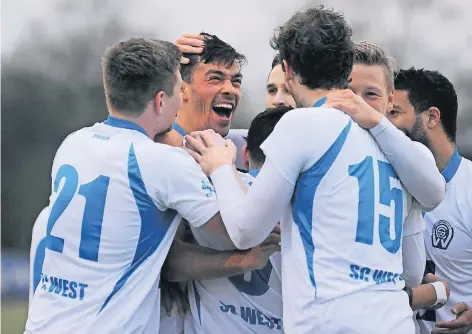  ?? FOTO: HORSTMÜLLE­R ?? Anton Bobyrew (2. v. li.) wird nach seinem 1:0-Führungstr­effer von seinem Mannschaft­skameraden geherzt.