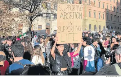  ?? NAHIA PECIÑA / EFE ?? Manifestac­ión feminista celebrada en Roma tras el triunfo de Meloni.