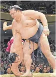 ??  ?? Kisenosato mit einem Wurf gegen einen Ringer namens Endo.