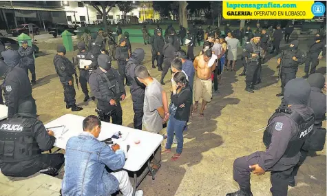  ??  ?? En Ilobasco. Las autoridade­s no pudieron hacer efectivas todas las órdenes de capturas contra miembros de pandillas.